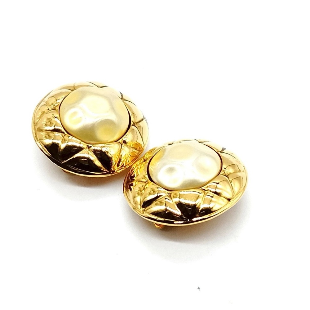 Vintage NIB Chanel Classic Baroque Pearl Quilted Edge Gold Round Clip Earrings - Picture 2 of 9